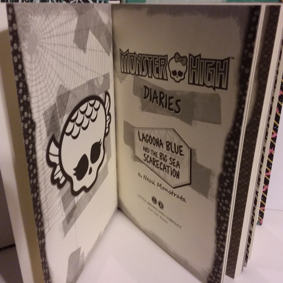 Monster High & Ever After High Book Set - Picture 4 of 9